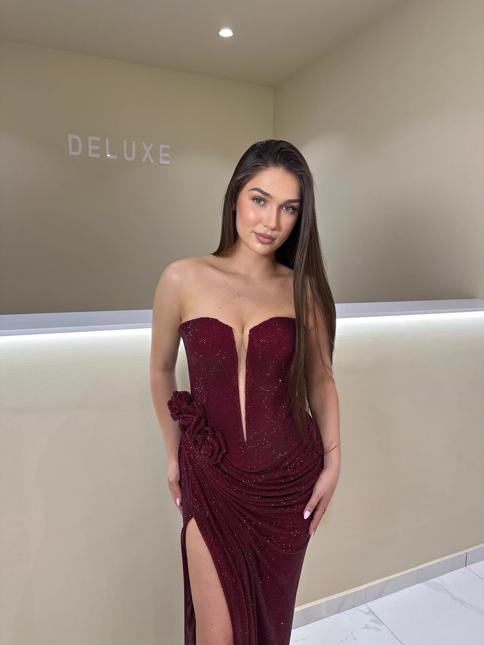 Fustan i kuq në atelierin Deluxe